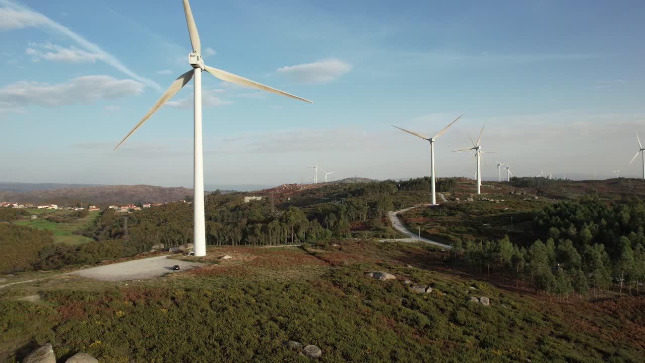 molinos de viento en la vista aérea de las montañas