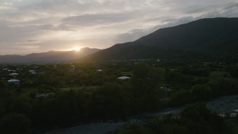 Vista-Aérea-De-Un-Río-Y-Un-Campo-Al-Atardecer-En-La-Georgia-Rural