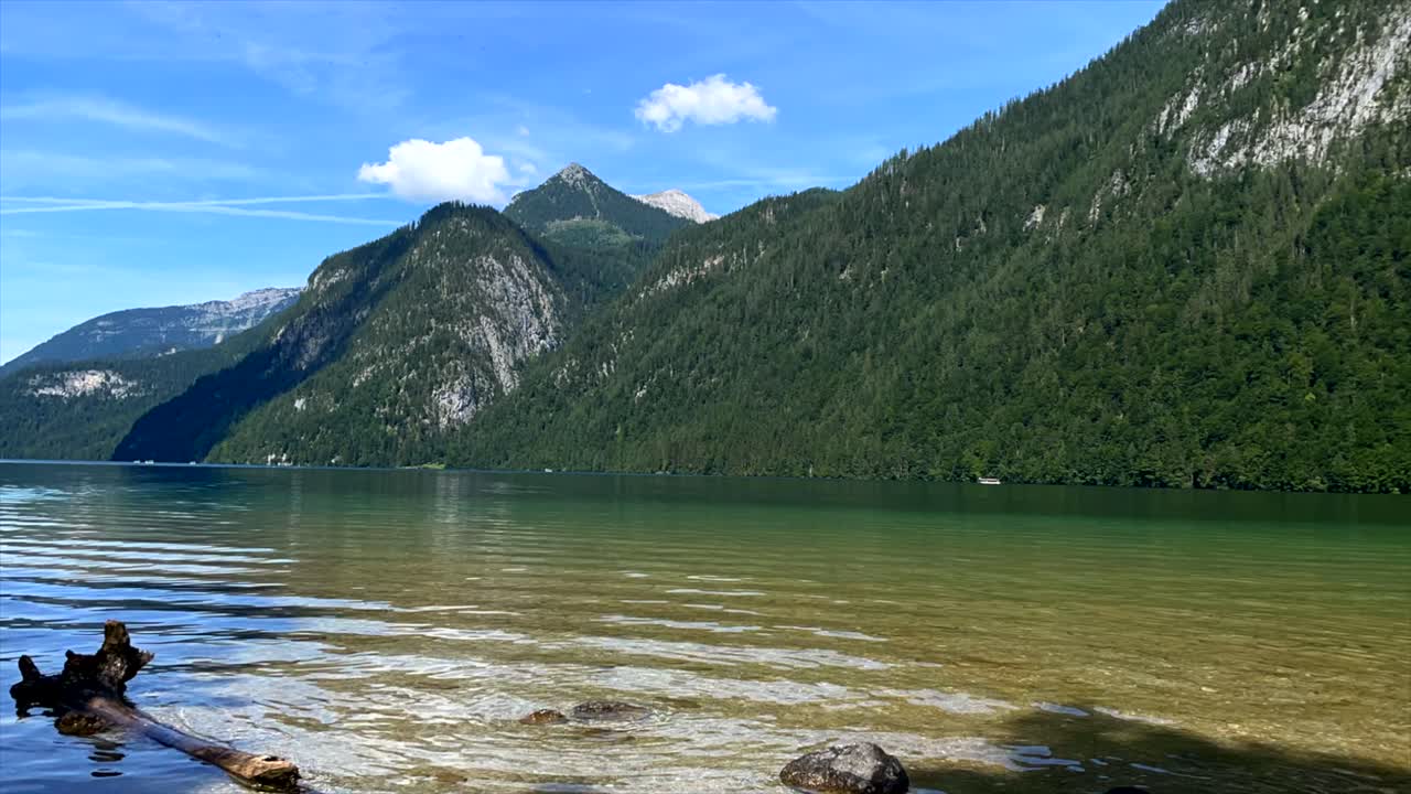 toma de lapso de tiempo del famoso königssee alemán con aguas tranquilas y coloridas y barcos solares de crucero