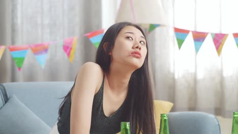 파티에서 괴로워하는 여자
