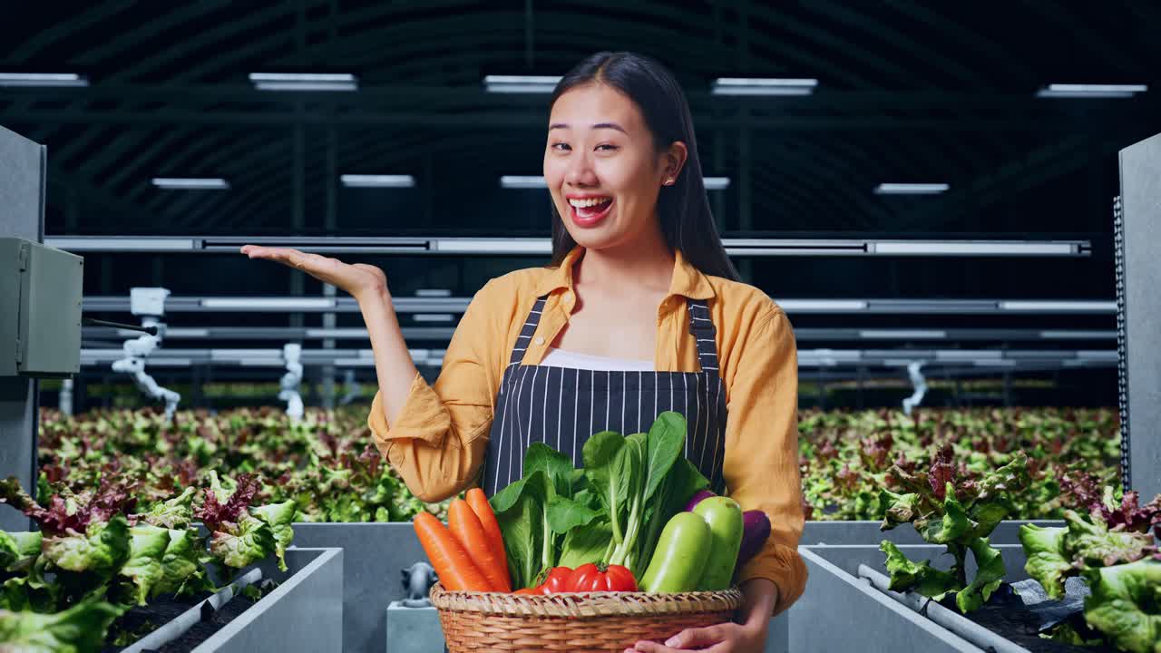 스마트  에 서 있는 동안 열려 있는 손바닥 을 보여 주는 채소 바구니 를 들고 있는 아시아 여성 농부