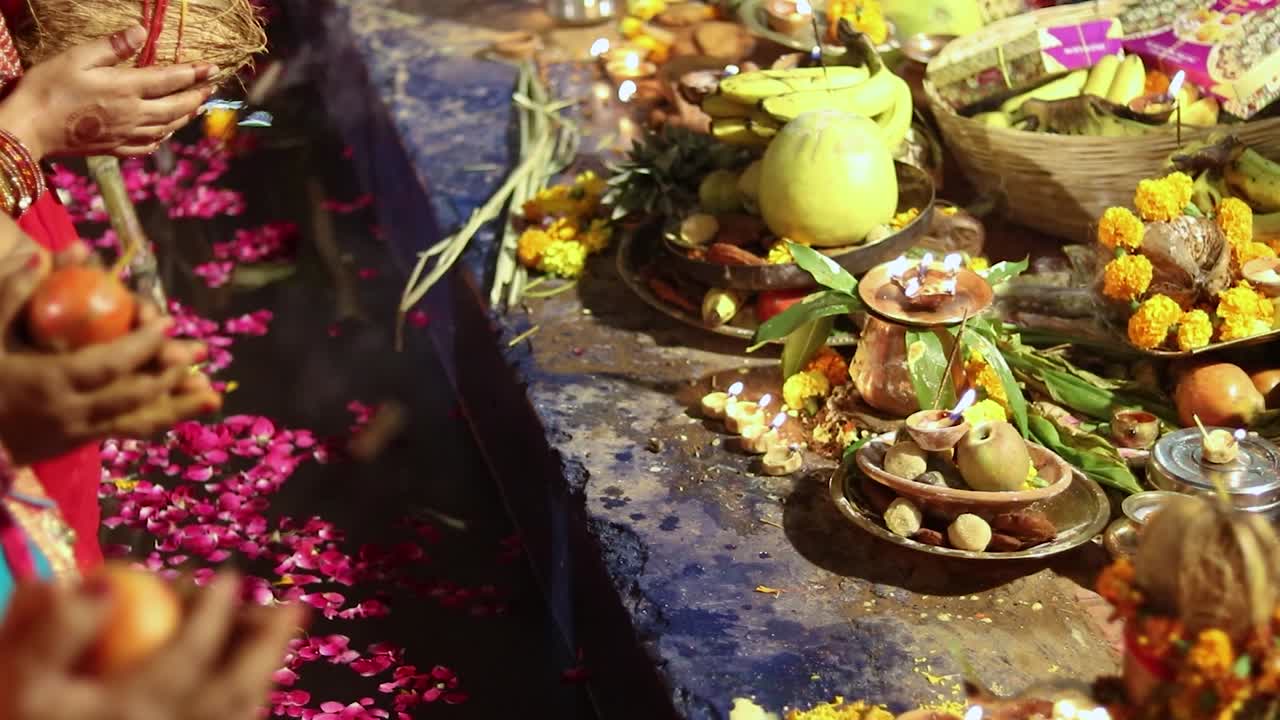 ofrendas para dios durante los rituales sagrados en el festival desde diferentes ángulos el video se toma en las ocasiones del festival chhath que se utiliza para celebrar en la india del norte el 28 de octubre de 2022