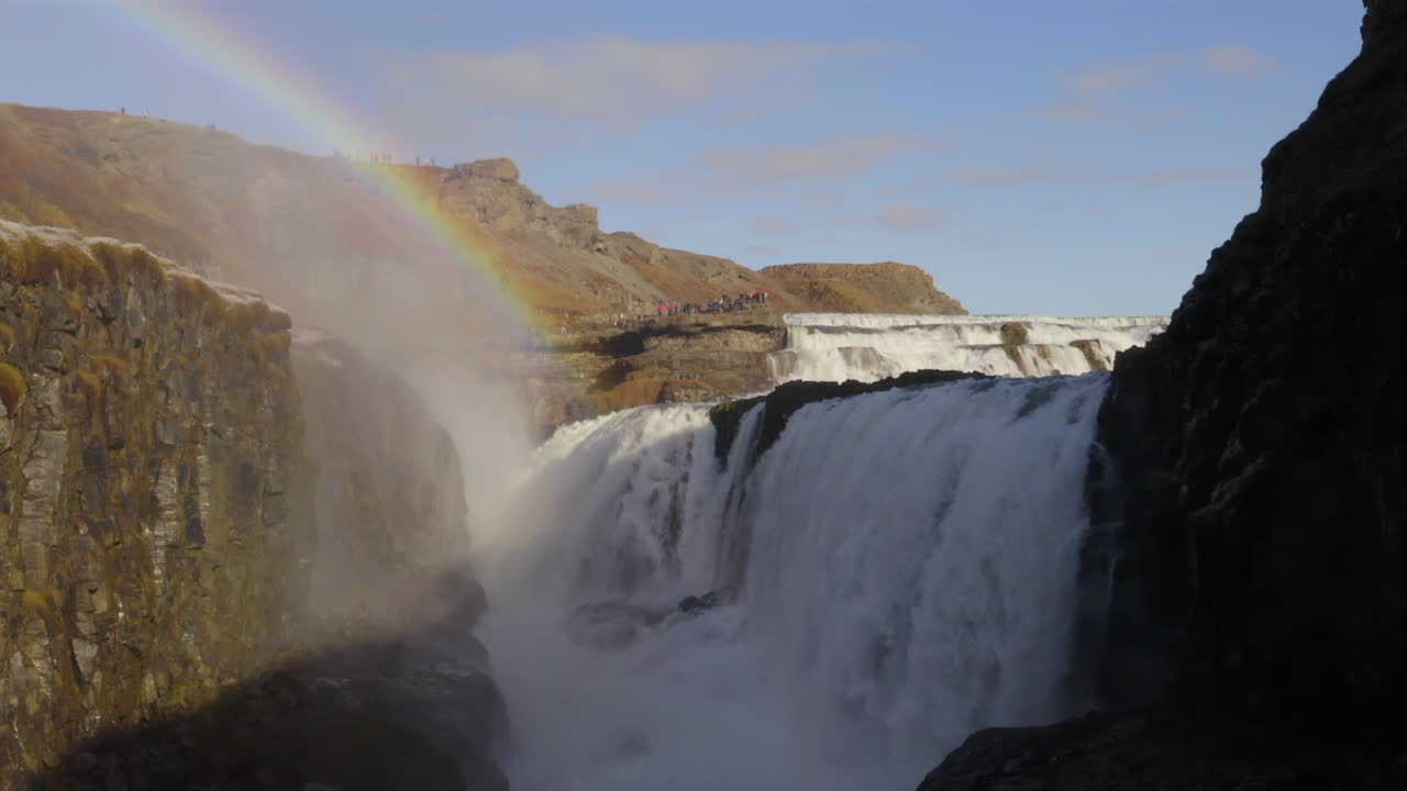 toma aérea desde el cañón de gullfoss, islandia, con un arco iris en la cascada