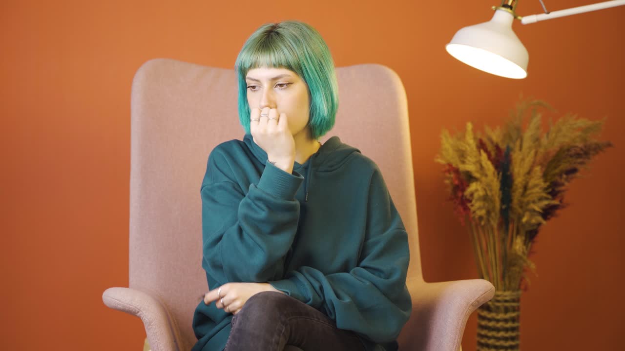 la joven está en pánico.