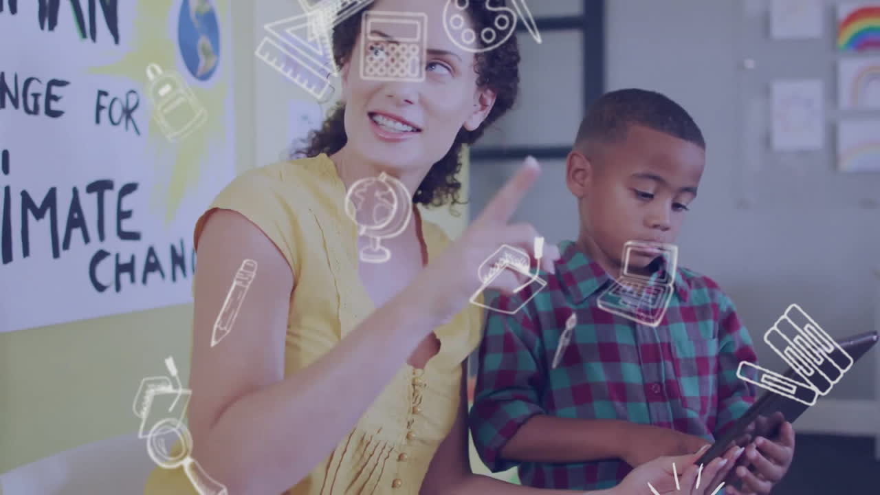 animación de iconos de artículos escolares sobre feliz diversa maestra ayudando al estudiante usando la tableta