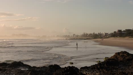 26 de febrero de 2023 - gold coast, queensland, australia: vista desde currumbin beach vikings surf club salvavidas a lo largo de currumbin beach al amanecer