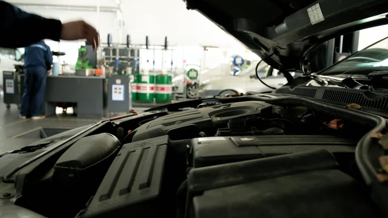 reparación de motores de automóviles en un garaje