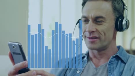 animación del procesamiento de datos sobre un empresario caucásico que usa un teléfono inteligente