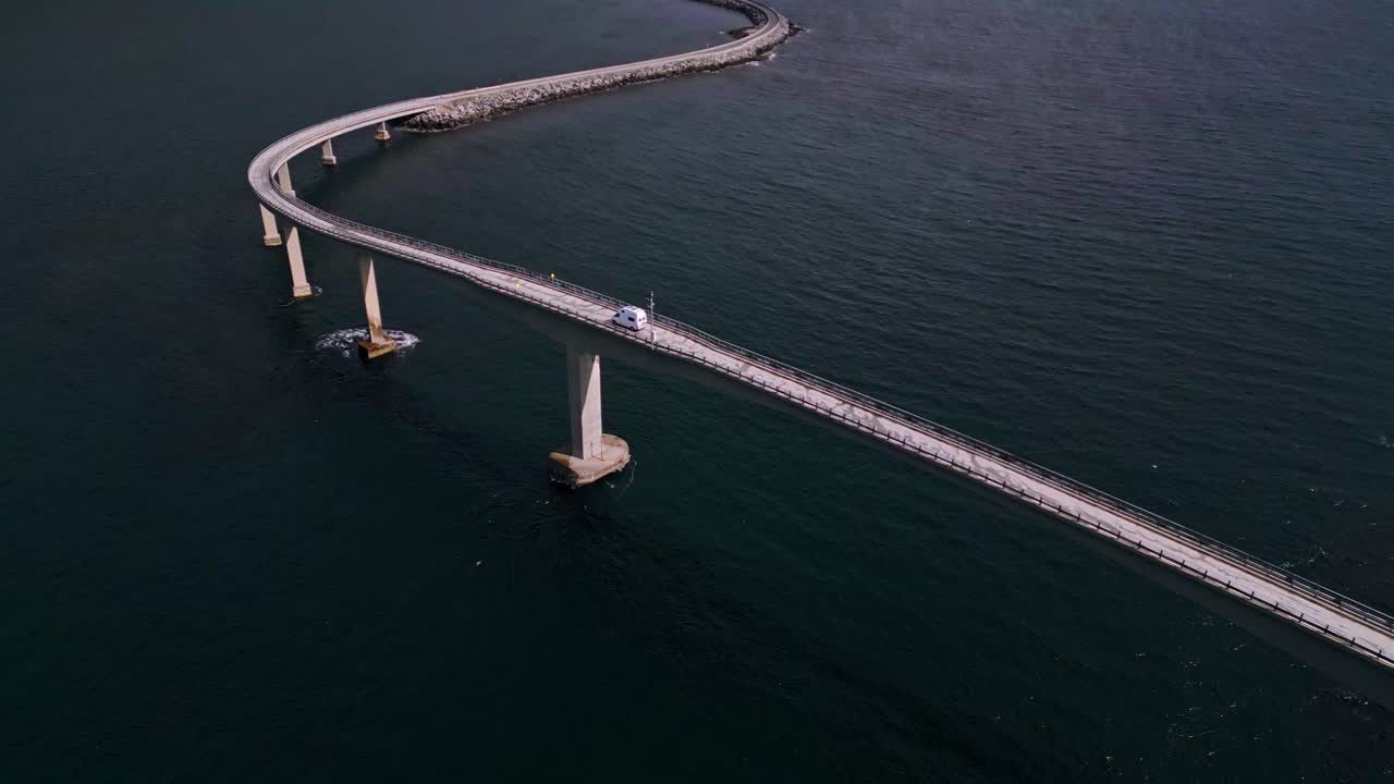 노르웨이 의 룬데 섬 으로 가는 다리 를 통과 하는 미니밴 여행