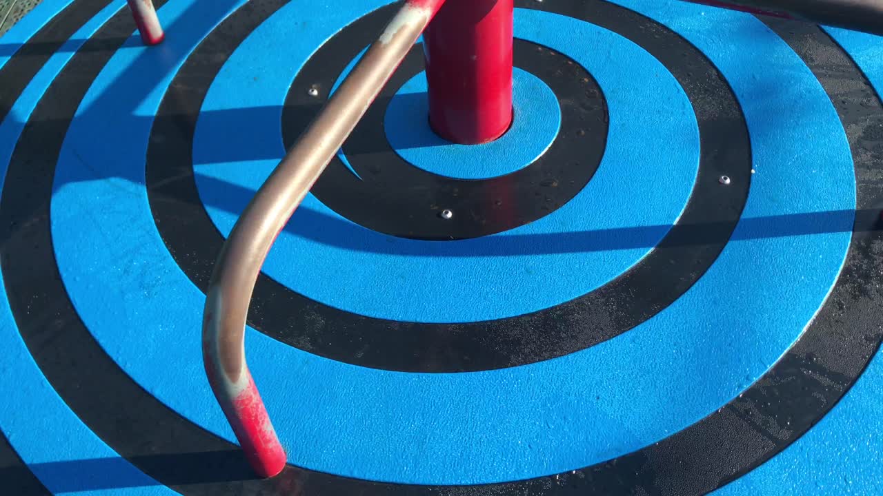 carrusel vacío de diseño azul girando lentamente durante el día en el parque