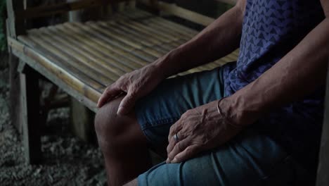 Faltige-Hände-Eines-Alten-Mannes-Mit-Langen-Und-Unbeschnittenen-Nägeln,-Der-Allein-Auf-Den-Philippinen-Lebt