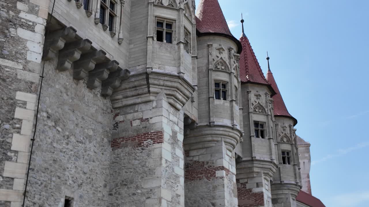 Malerischer Blick auf das Äußere von Burg Corvin, der die historischen Steinmauern und die mittelalterliche Architektur zeigt