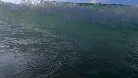 cámara lenta 4x ola de mar que viene y cubre la cámara