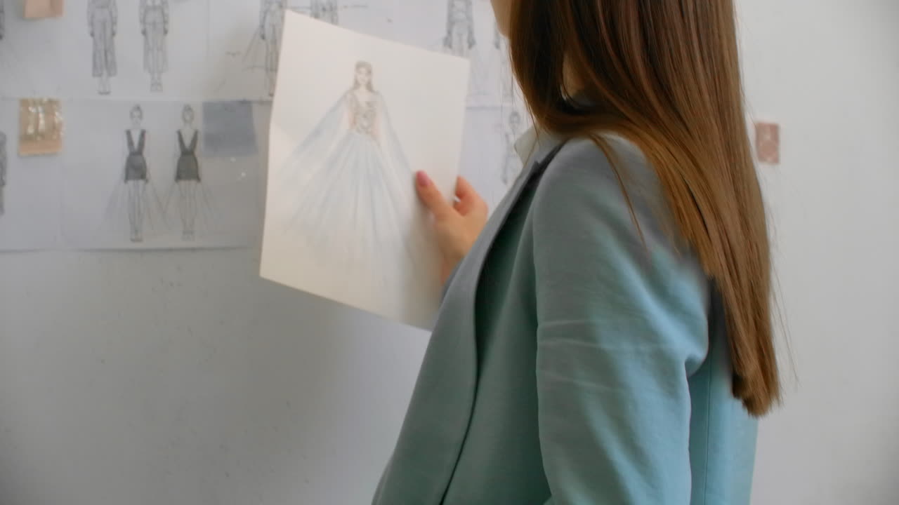 diseñador creativo trabajando en un nuevo boceto para un proyecto de arquitectura. diseñador arquitectónico trabajando en un estudio creativo. diseñadora preparando el diseño en la oficina