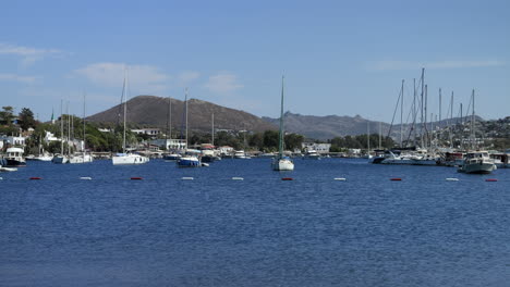 Blick-Auf-Segelboote,-Die-An-Einem-Sonnigen-Tag-An-Der-Küste-Von-Gumusluk-Vor-Anker-Liegen,-Türkei