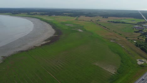 ángulo ancho estableciendo disparo de avión no tripulado isla de romo en el mar de wadden en dinamarca