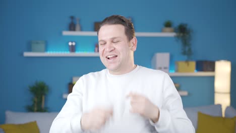 hombre divertido en casa bailando, divirtiéndose, feliz y lindo solo.