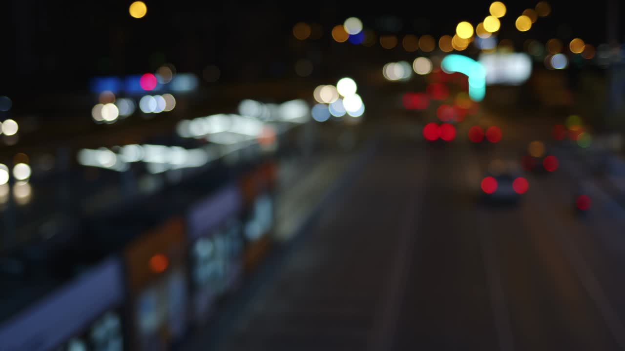 도시 생활은 밤에 차량 교통이 흐릿합니다.