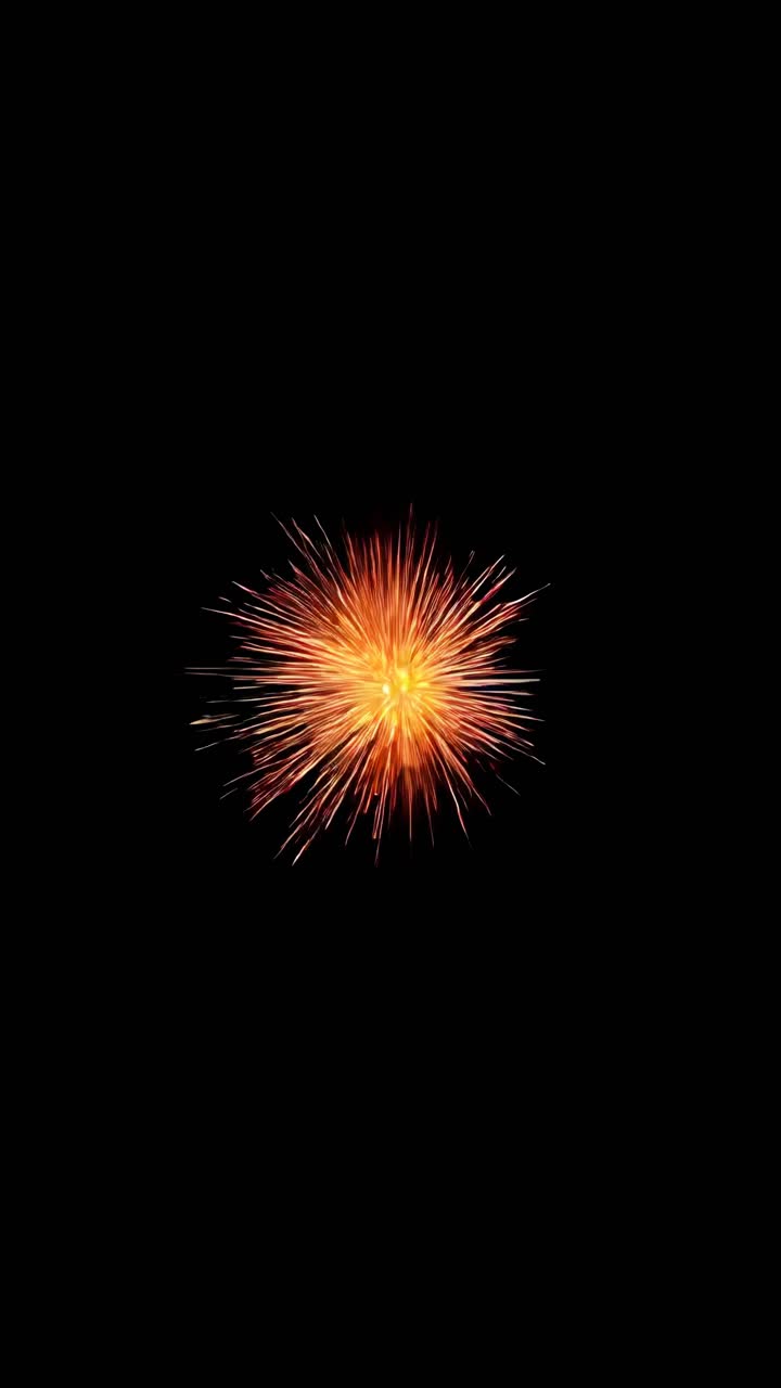 Una vivace esplosione di fuochi d'artificio catturata da una ripresa ad angolo basso su un cielo scuro
