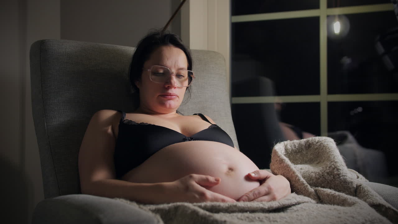 자궁 안에서 움직이는 아기, 밤에 휴식을 취하는 임신한 여성