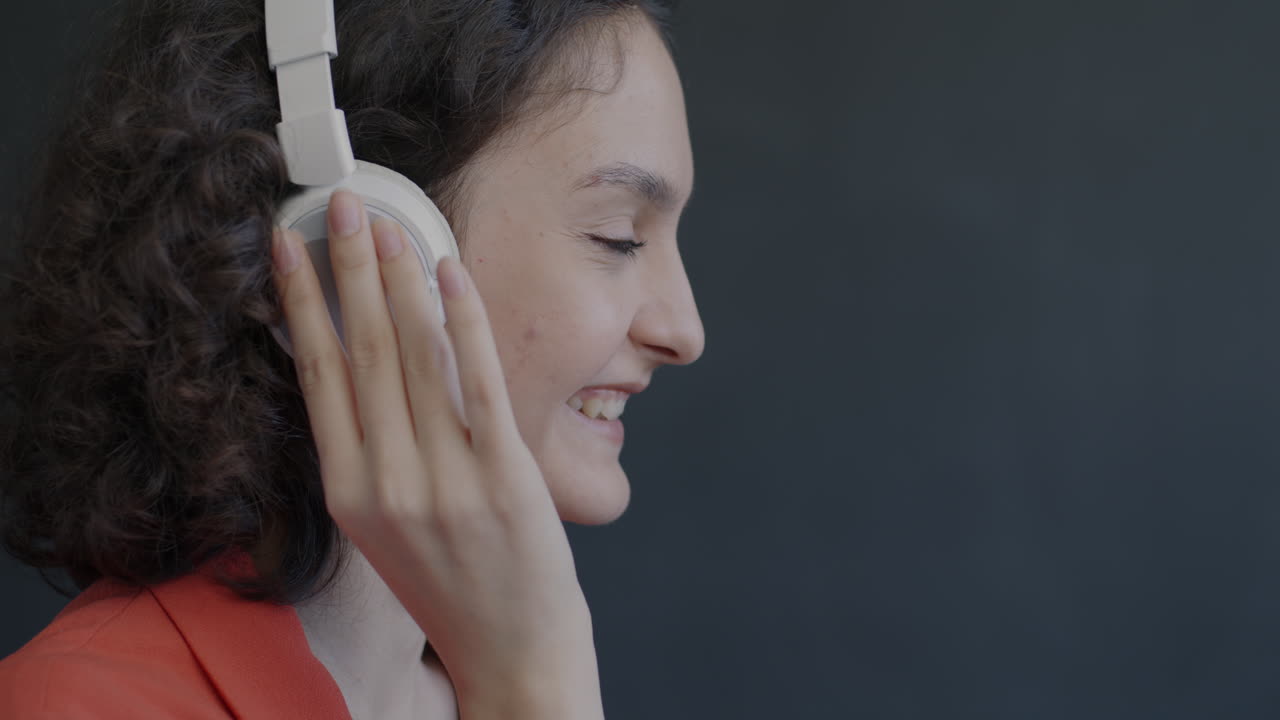 mujer con auriculares