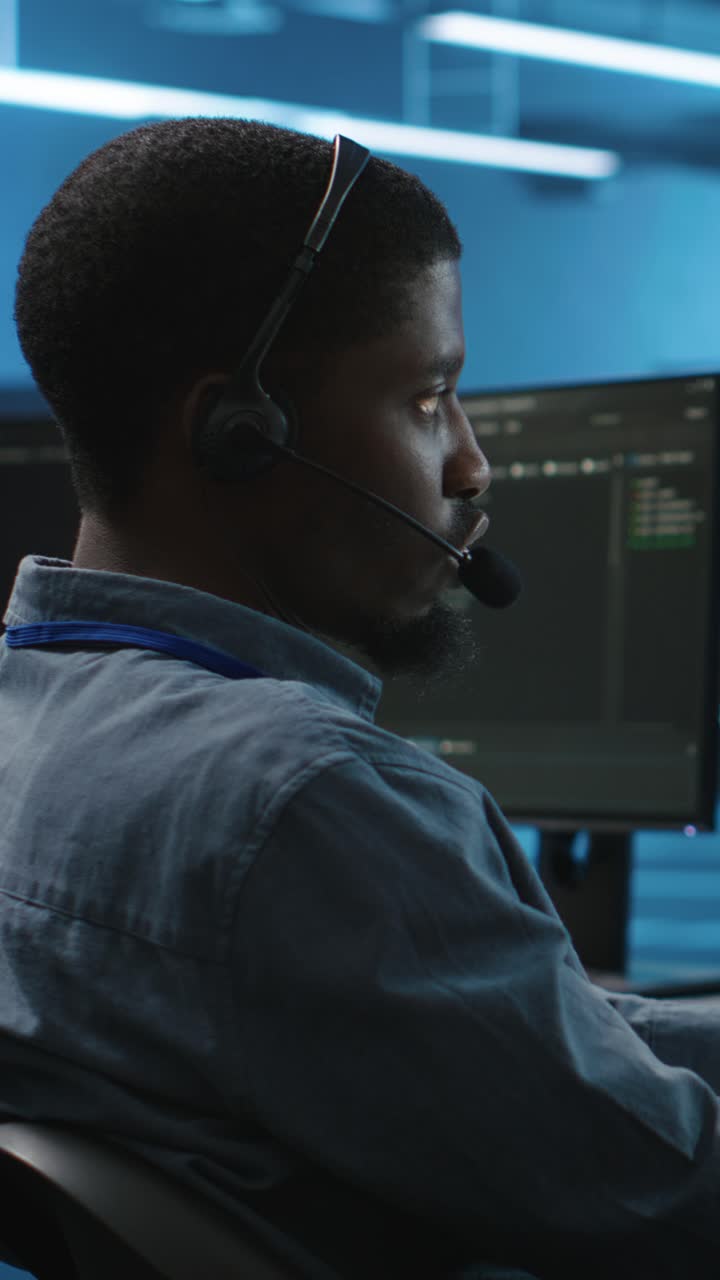 Afroamerikansk mann som jobber med headset i et moderne kontor