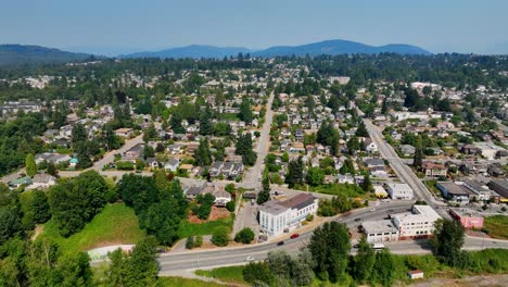 Cars-Driving-In-The-Road-Through-The-Mission-City-In-Lower-Mainland,-BC,-Canada