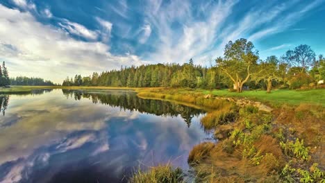 Spektakuläre-Morgendämmerung-An-Einem-Unberührten-Fluss