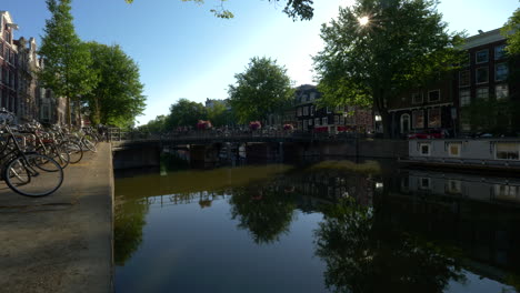 viajando hacia el puente al lado del canal, amsterdam, países bajos