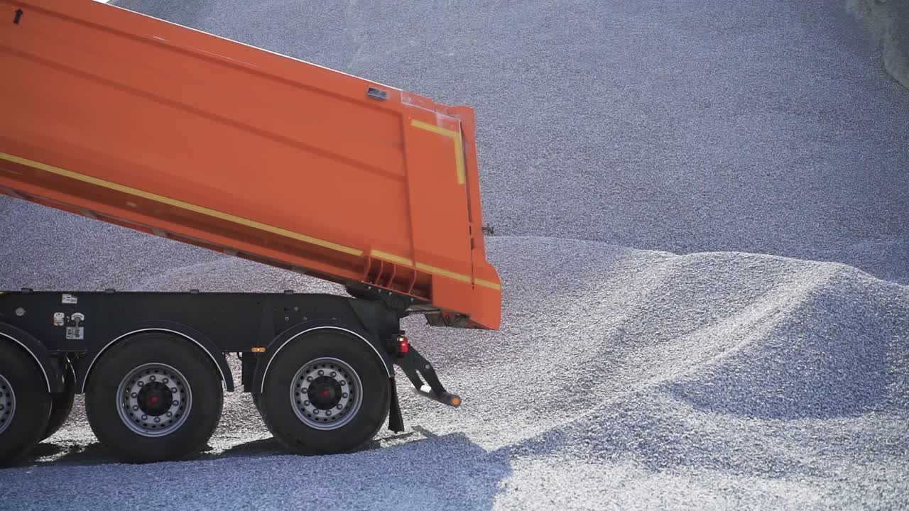 Camion ribaltabile che carica ghiaia