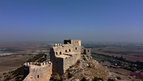 Castillos-De-Turquía:-Espectáculo-Del-Castillo-Turco:-El-Encanto-Aéreo-De-Yilan,-Majestuoso-Castillo:-Vista-Aérea-Desde-Una-Colina-Empinada