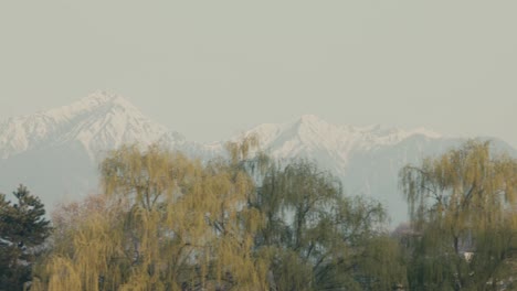 Nebliger-Himmel-Und-Schneebedeckte-Berge-In-Matsumoto,-Nagano,-Japan