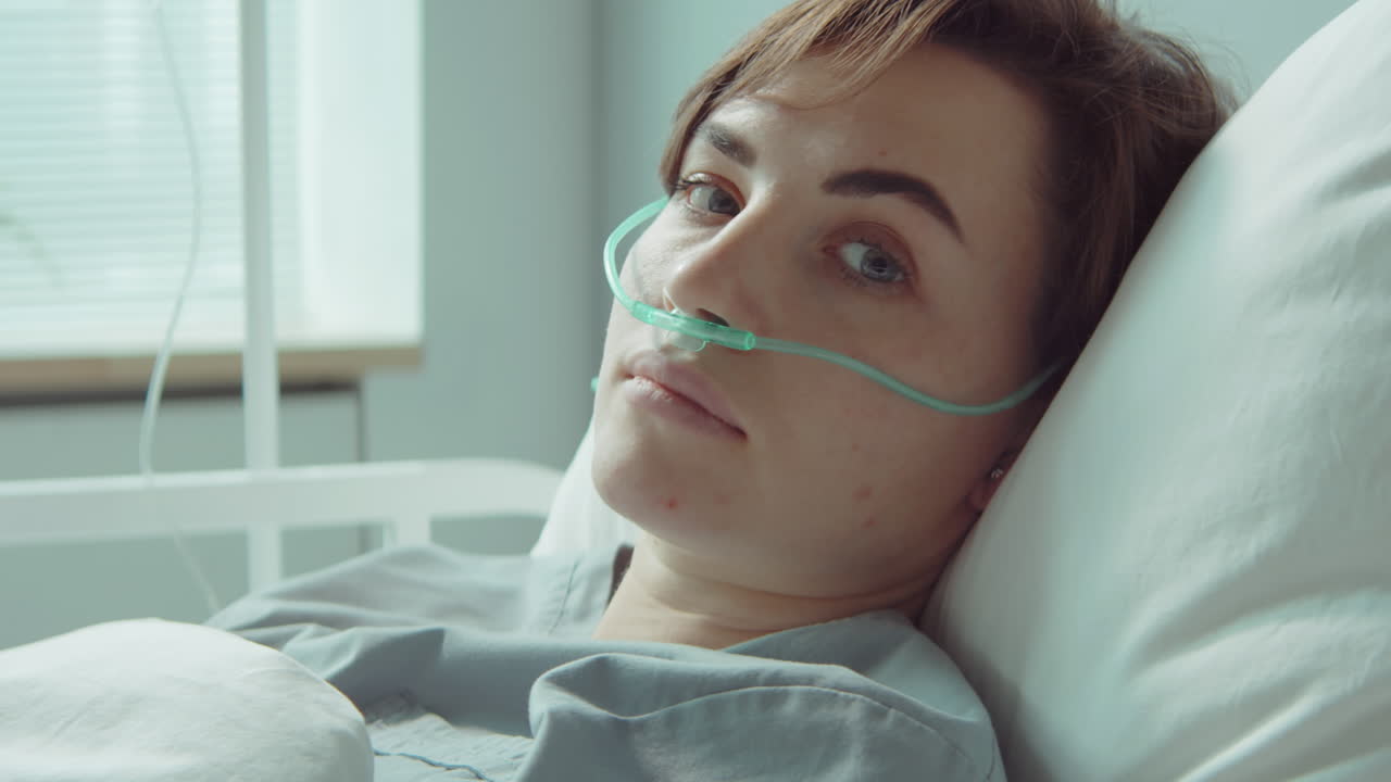 retrato de una paciente femenina con una cánula nasal en el hospital