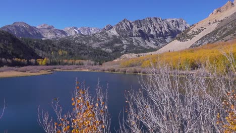 Left-to-right-pan-of-a-beautiful-fall-day-in-the-High-Sierras,-CA