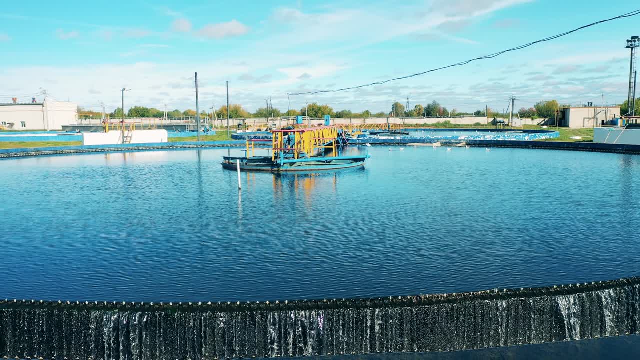 생물학적 폐수 처리 시설 의 원형 정제기 의 공중 사진