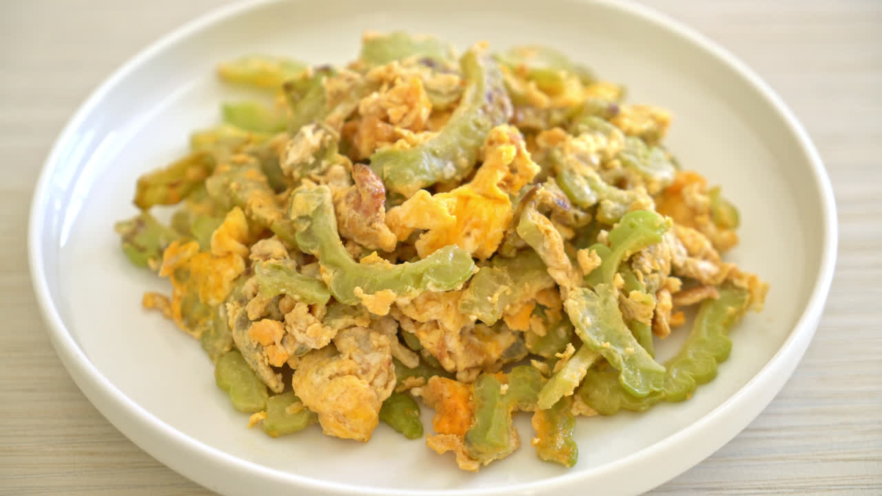 접시에 계란과 함께 튀긴 여주 볶음