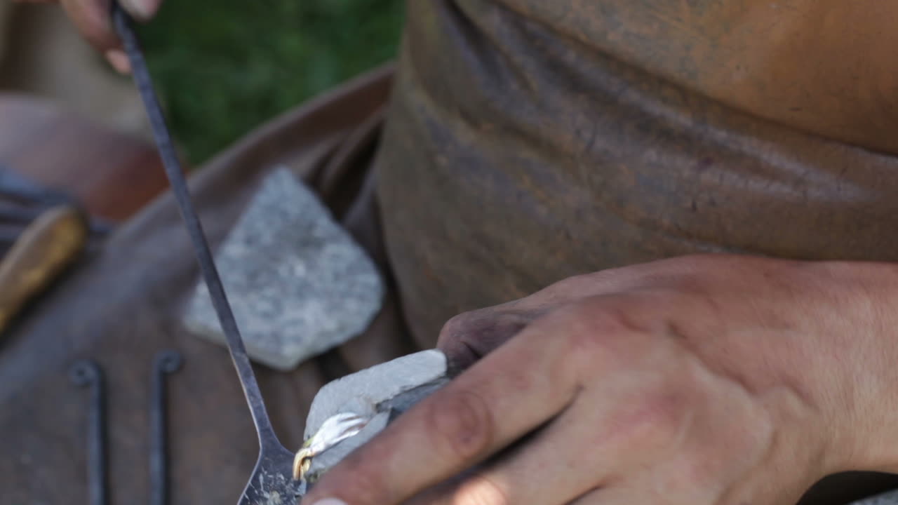 el joyero está derritiendo el clip de estaño 2