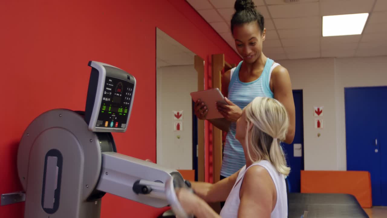 의식 다리 로 운동 하는 여자