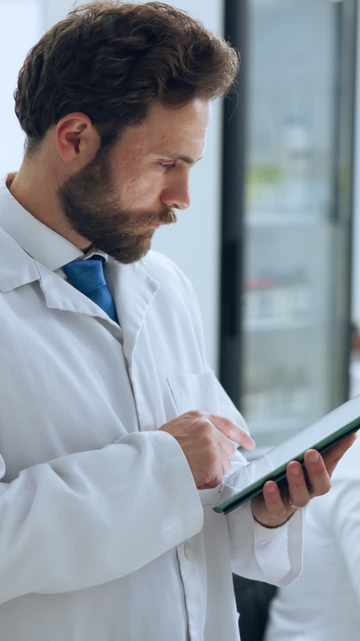 Cientista Concentrado em Jaleco Usando Tablet Digital