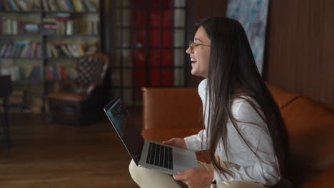 mujer trabajando en una computadora portátil en un acogedor café o biblioteca