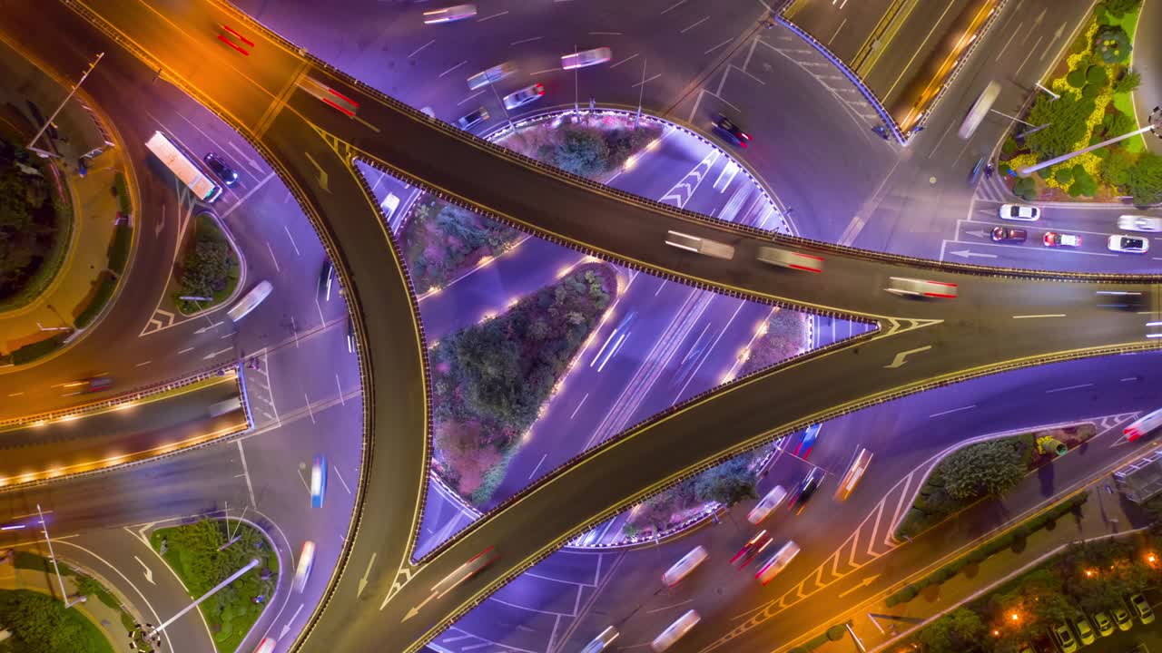 iluminación nocturna ciudad de qingdao tráfico calle carretera cruce aéreo de arriba hacia abajo timelapse panorama 4k china