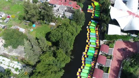 Vista-De-Drones-Sobre-El-Famoso-Lago-Mexicano-De-Xochimilco