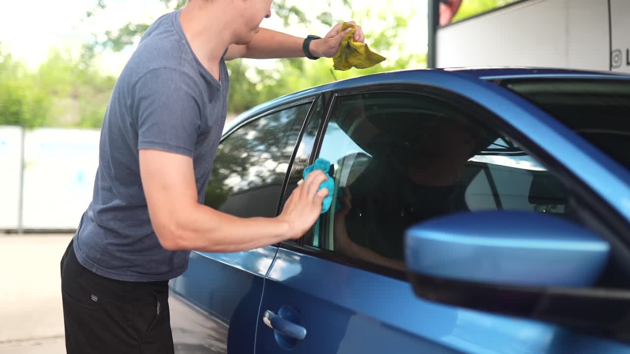 파란 차를 는 남자