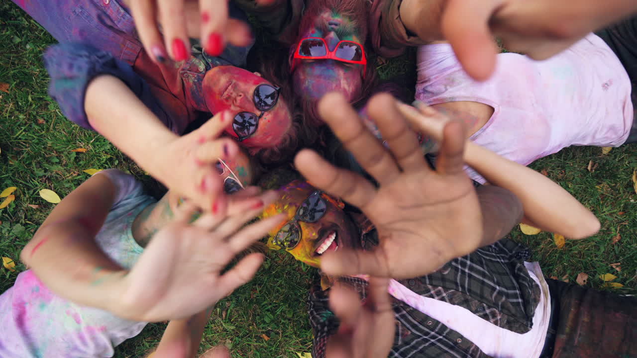 친구들이 호리를 축하하고 있습니다.