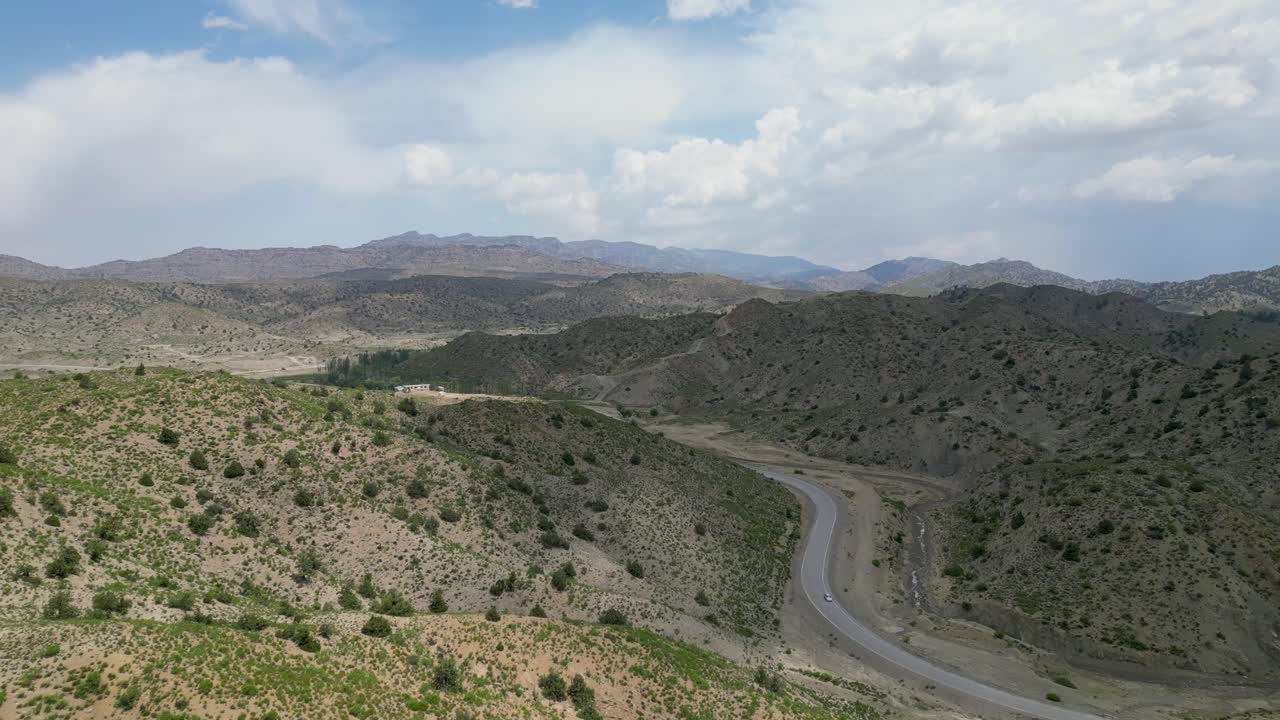 афганские горы пактии, вид с дрона, разделенные дорогой