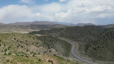 le montagne afghane di paktia, viste da un drone, divise da una strada