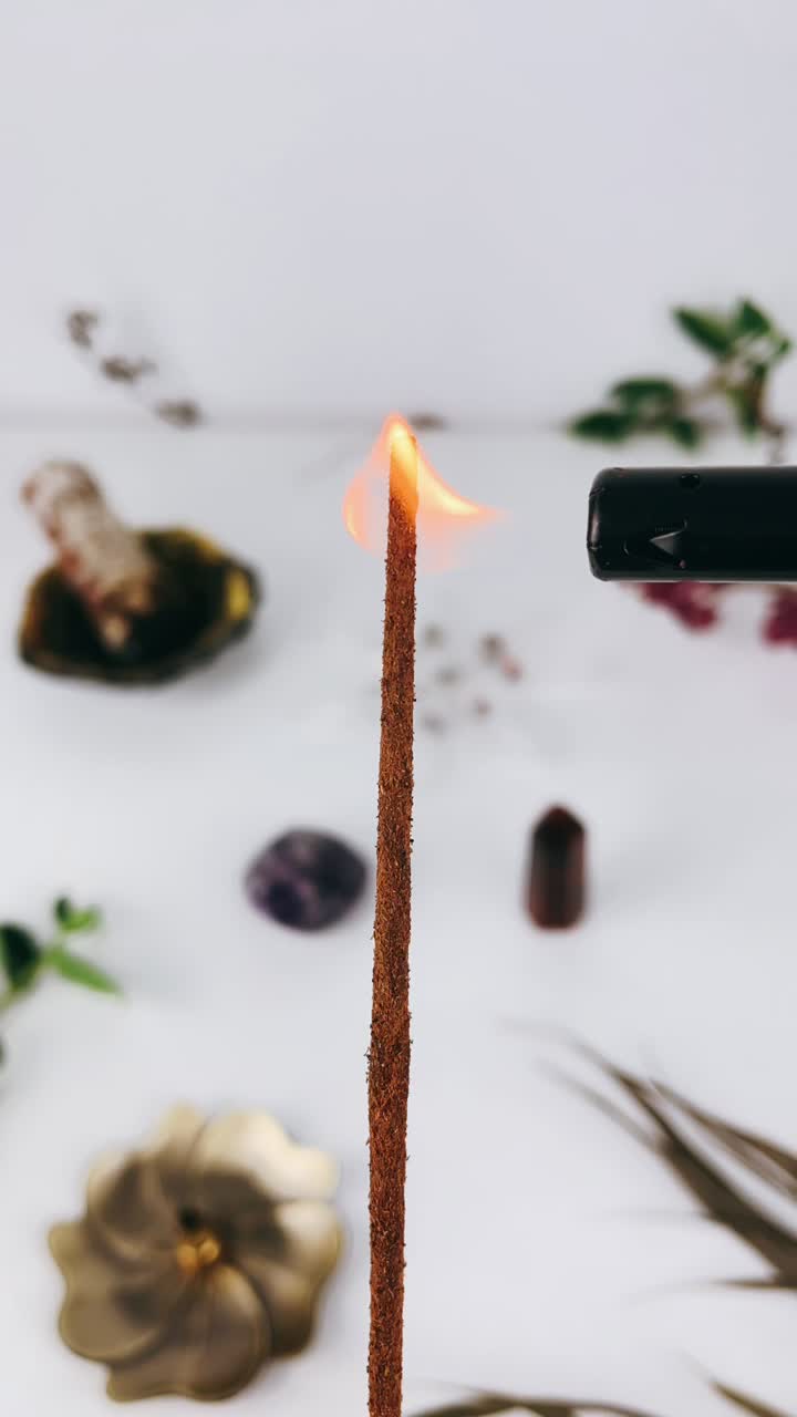 palito de incienso en llamas