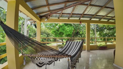 hamaca en un patio tropical