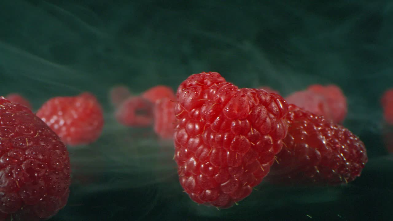 연기 속 에 있는 라즈베리 의 클로즈업