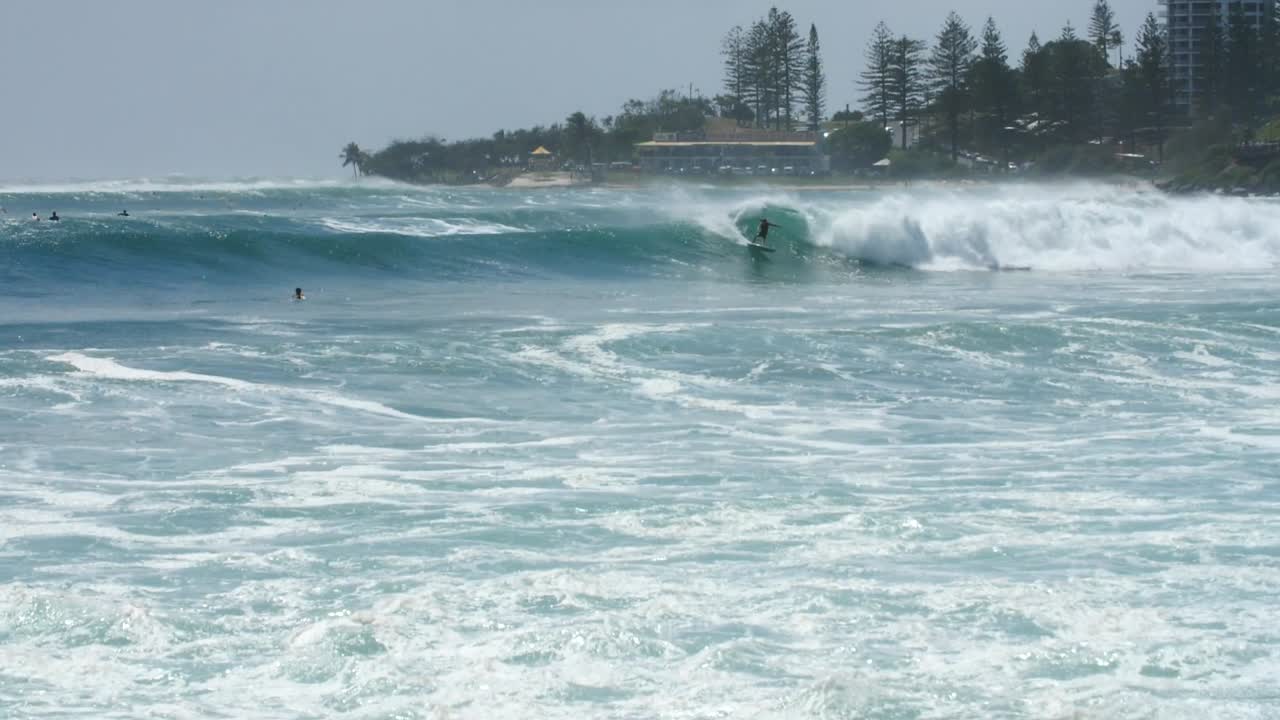 완벽한 파도에 새겨진 서퍼